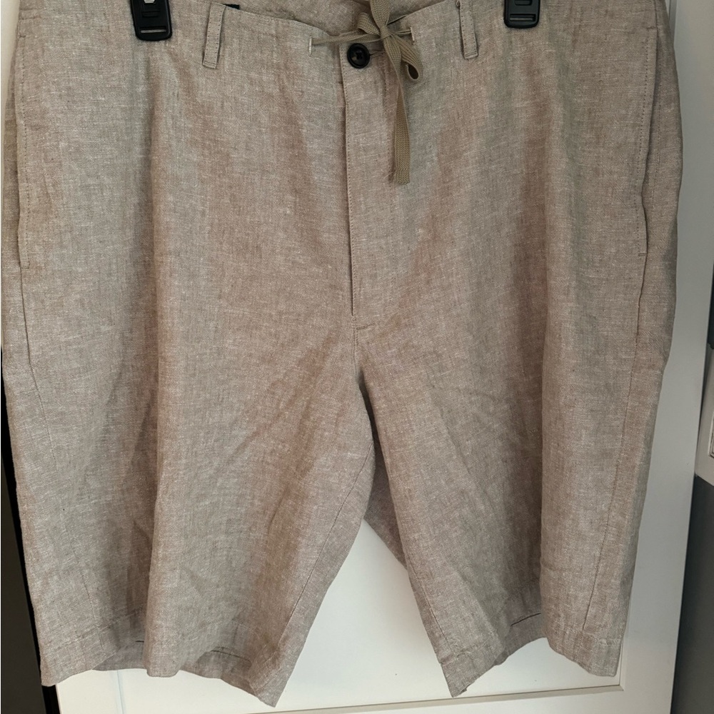 Men’s Perry Ellis drawstring linen shorts. Pockets. Zipper and button. Size 36